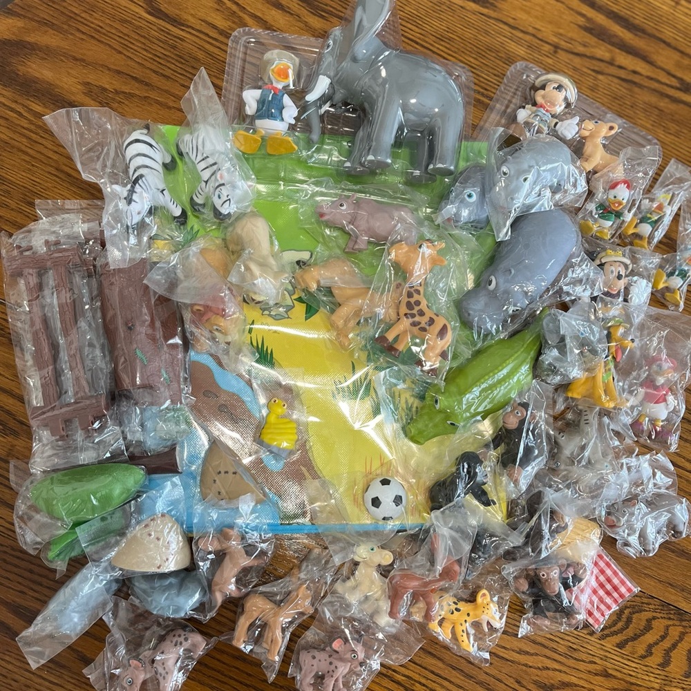 Disney World Animal Kingdom Mickey & Friends Safari Figures Playmat NEW 57 Piece